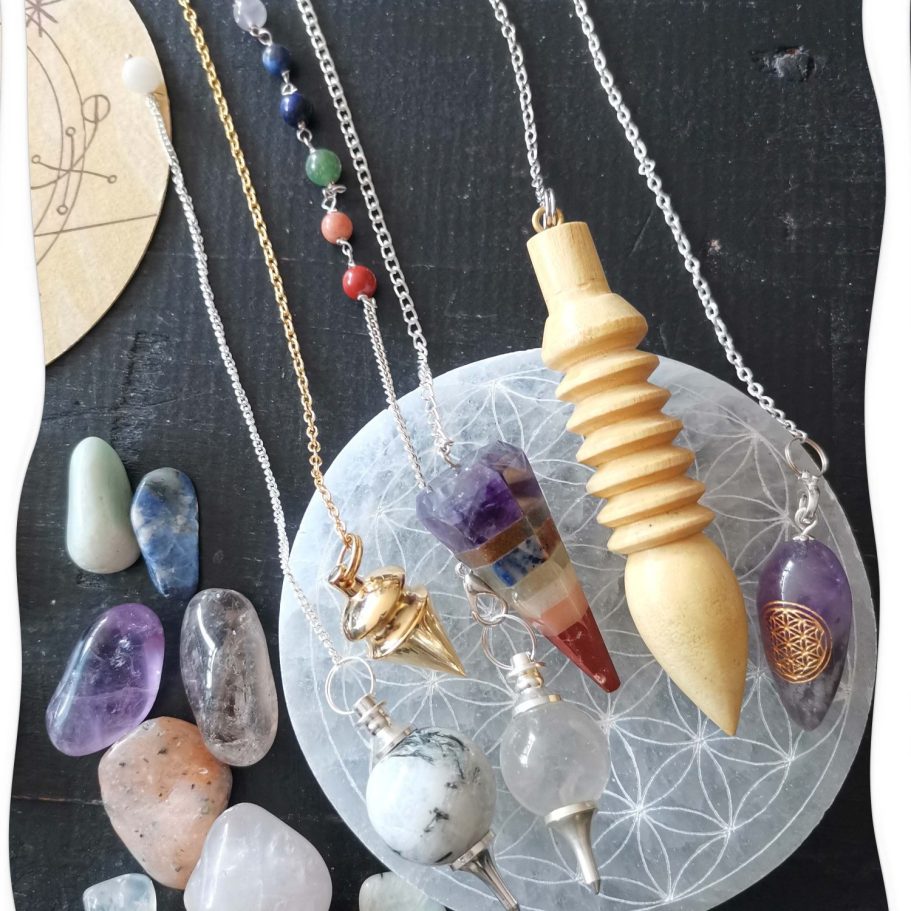 Pendules divinatoires Les Flamailes utilisation d’un pendule divinatoire pour poser une question